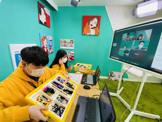 SW창의캠프 강사가 CJ올리브네트웍스 본사에서 제주중학교 학생들을 대상으로 비대면 AI·SW 디지털 교육을 진행하고있는 모습. CJ올리브네트웍스 제공